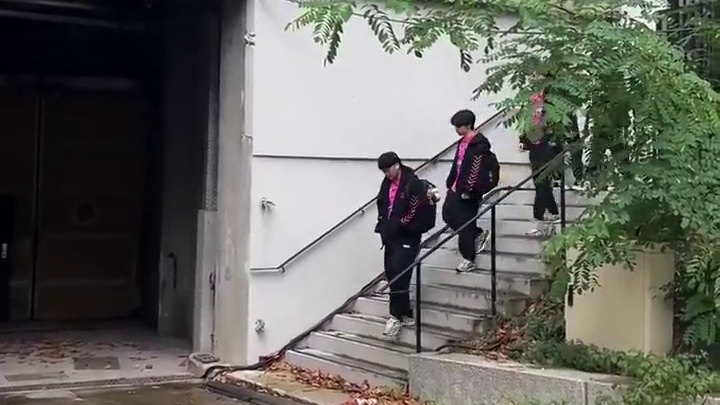 三冠教练组？FNC前教练mini跟随PRX一起进入场馆