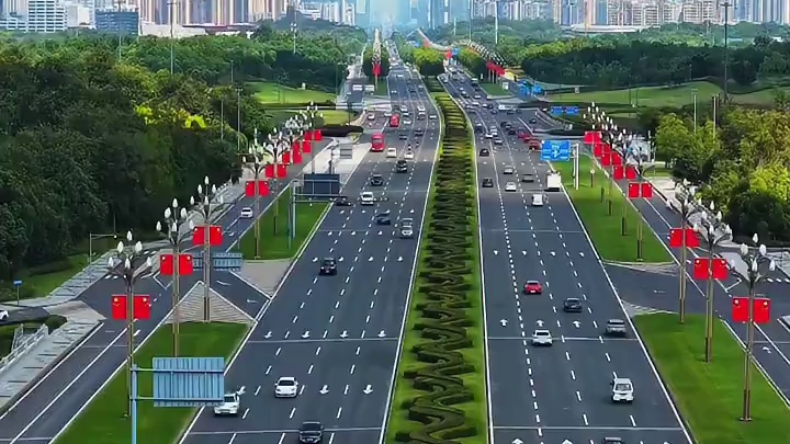 城市最长中轴线成都天府大道，鲜艳的五星红旗形成一道美丽风景线#五星红旗高高挂 #天府大道#国庆#城市