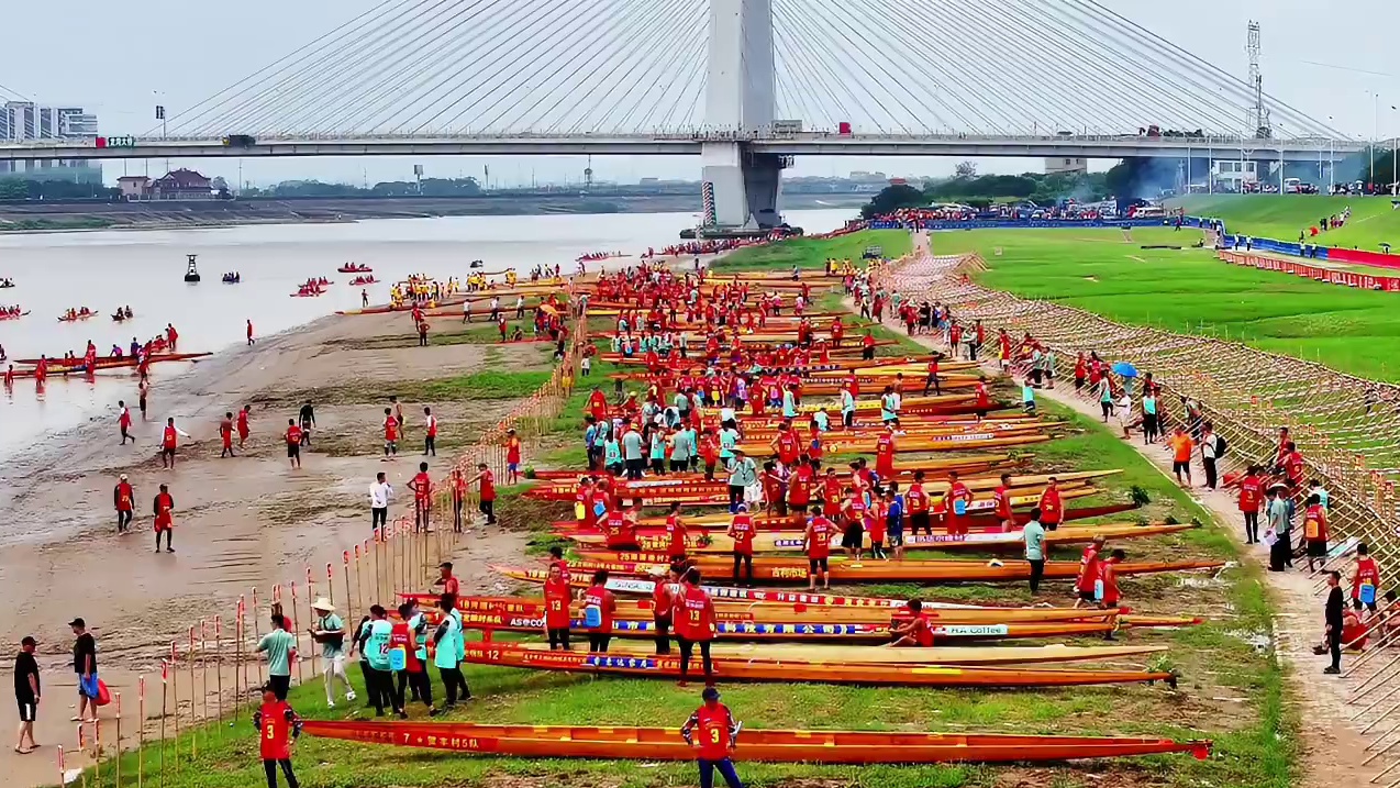 百舸争流，佛山至强大龙舟阵容，9月29号南庄放龙，249支龙舟水上竞技，不容错过 #