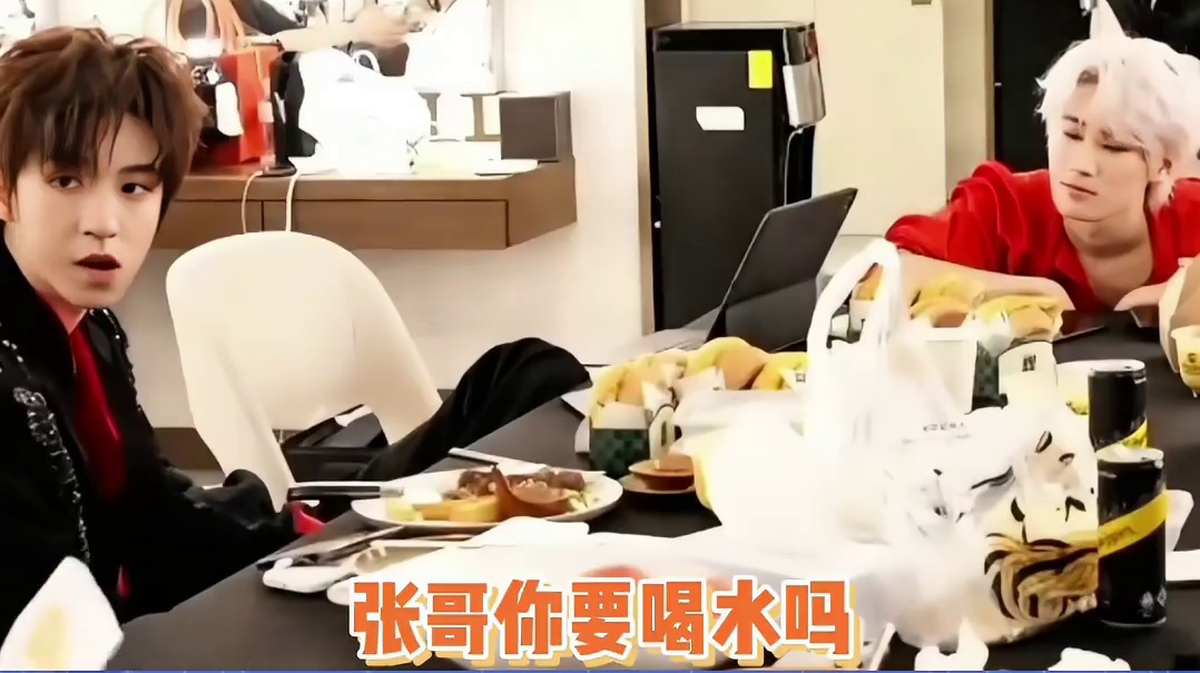 两口子在大平层两眼一睁就是背梗啊