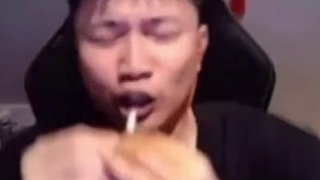 “蛋神唱孤獨(dú)患者 真假陳奕迅 彈幕:別唱了蛋神一本魔法書”