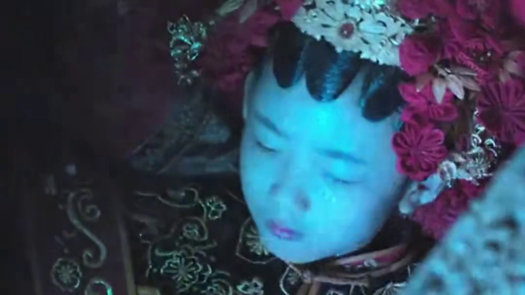 水泥钢筋加固的坟只能防盗墓贼，却防不住千年以来那套将人“物化”的思维，防不住家人与生俱来的贪婪啊