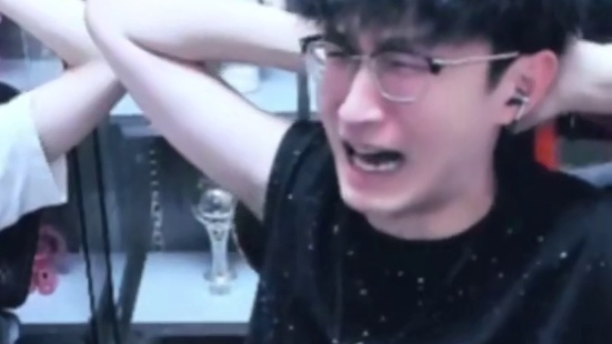 全网被粉丝踩头暴打第一人！ 