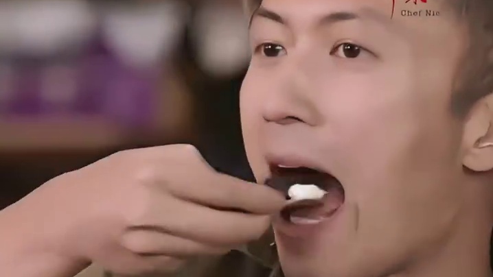 刚出肚的鱼子酱直接吃，也是个狠人