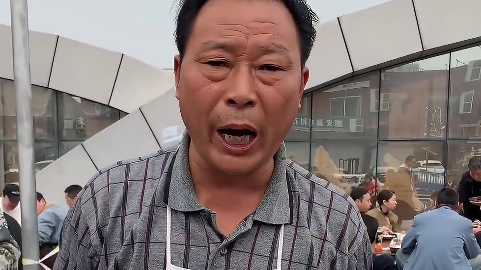 重庆街头17一位的牛肉盒饭，牛杂无限续，小菜随便吃!