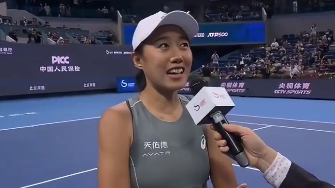 张帅2比0战胜王欣瑜 好喜欢这个妙语连珠的帅姐！ 张帅在中网女单第二轮战胜王欣瑜后表示：“有的时候我