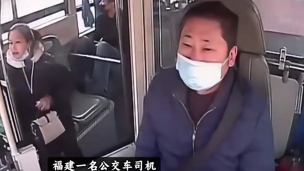 公交司机遭钢筋袭击刺破右眼，剧痛中平稳停车护16名乘客！