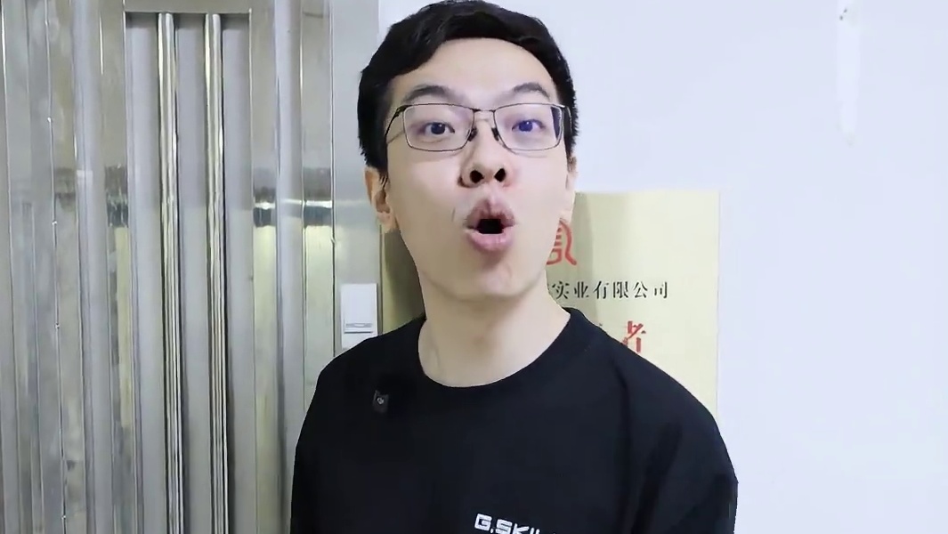 看看给云顶唯一真神：神超的电脑！ #青蛙辅助