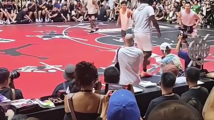 锡安东契奇下站东单中完成空接连线！