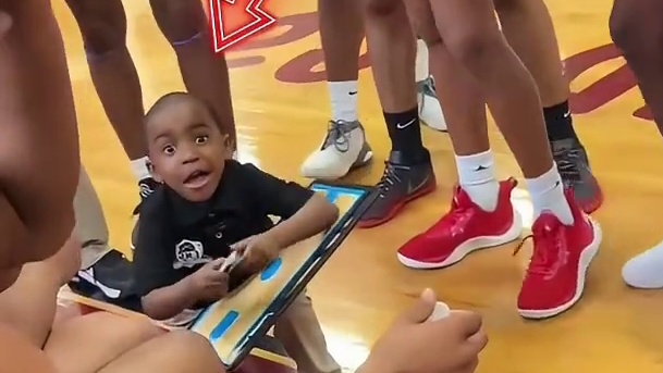 来自美丽国的5岁网红篮球教练……