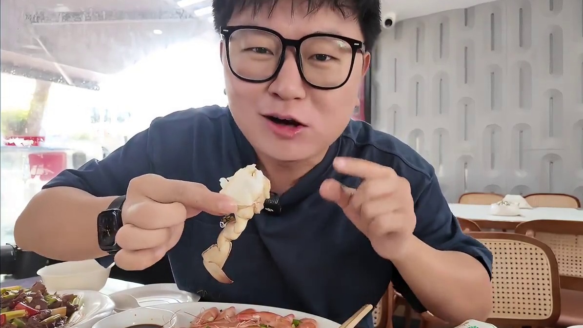 阿三海鲜大排 300多在舟山吃一顿豪华海鲜大排档！国庆来舟山，就选阿三
#阿三海鲜大排档 #舟山旅游