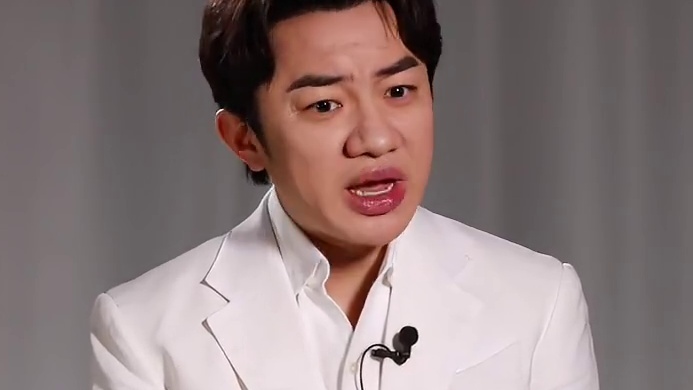 回忆历届“湾区升明月”印象深刻的歌曲，他说看大湾区电影音乐晚会就