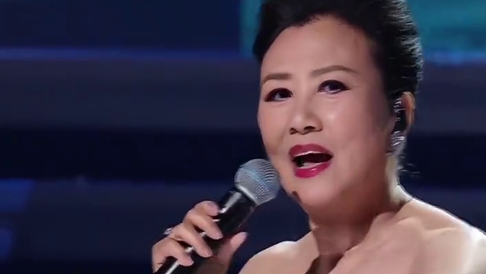 说每次看大湾区电影音乐晚会都很兴奋，能唤起小时候的记忆