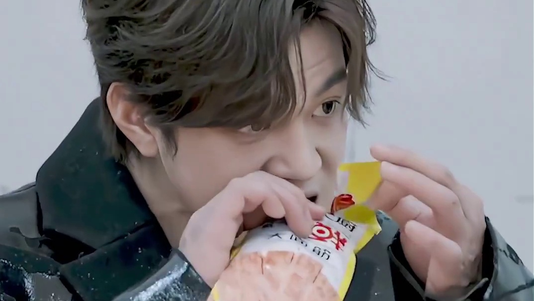 一群人穿着西装逛超市，真的太可乐了