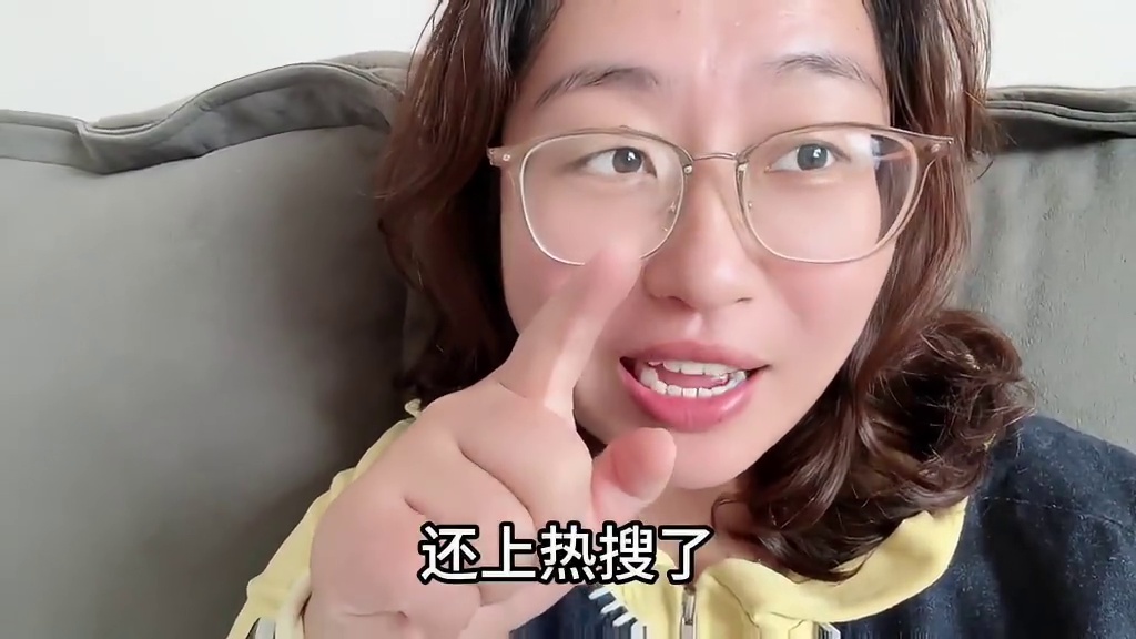 #王玉雯下车门摔倒 #万万没想到 #王玉雯 #王玉雯米兰时装周 #王玉雯秀场门口摔跤后的反应