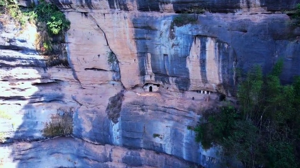 悬崖石缝中发现一座几百年的古庙，简直不可思议！