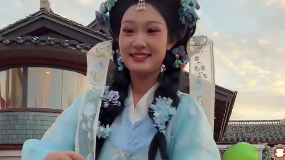 河头老街，不倒翁小姐姐，这个360后下腰转圈属实惊艳到我了…