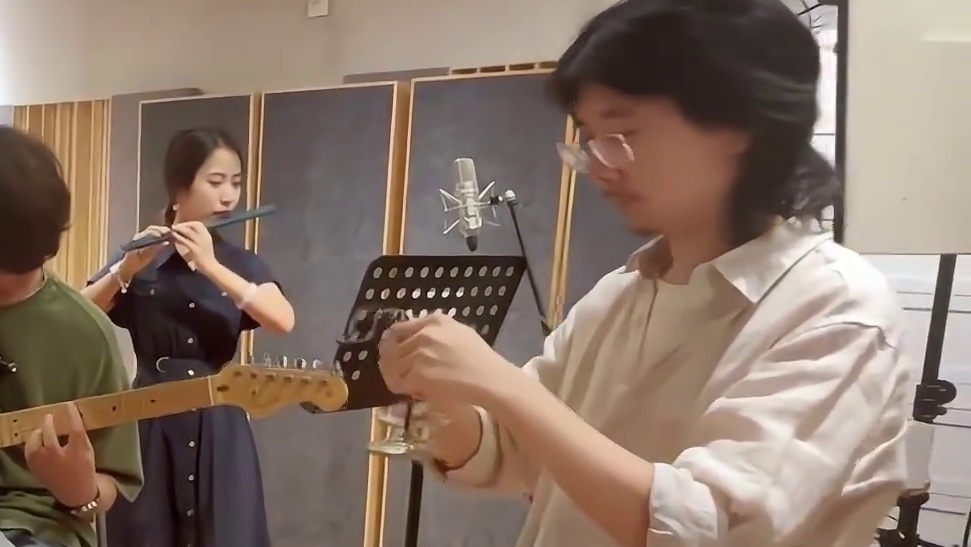 天籁箜篌，承载生命之源；百花碰铃，谱写轮回之歌；鸣霄云箫，守护永恒之律。 10月3日，全新国风纤长体