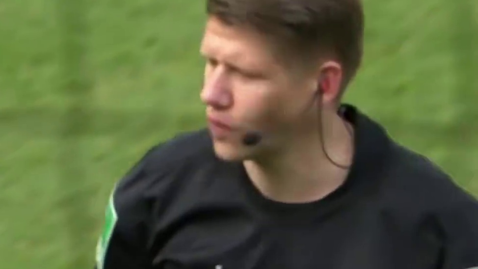 5秒钟内遭遇同一对手3连击！#足球