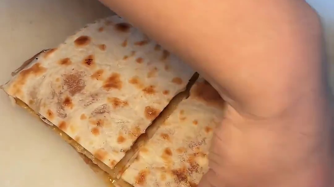 来南昌就为这口皮薄馅足的香河肉饼！18一个好香好好吃‼️#寻味烟火气 #交出你的宝藏烟火小店 #舌尖