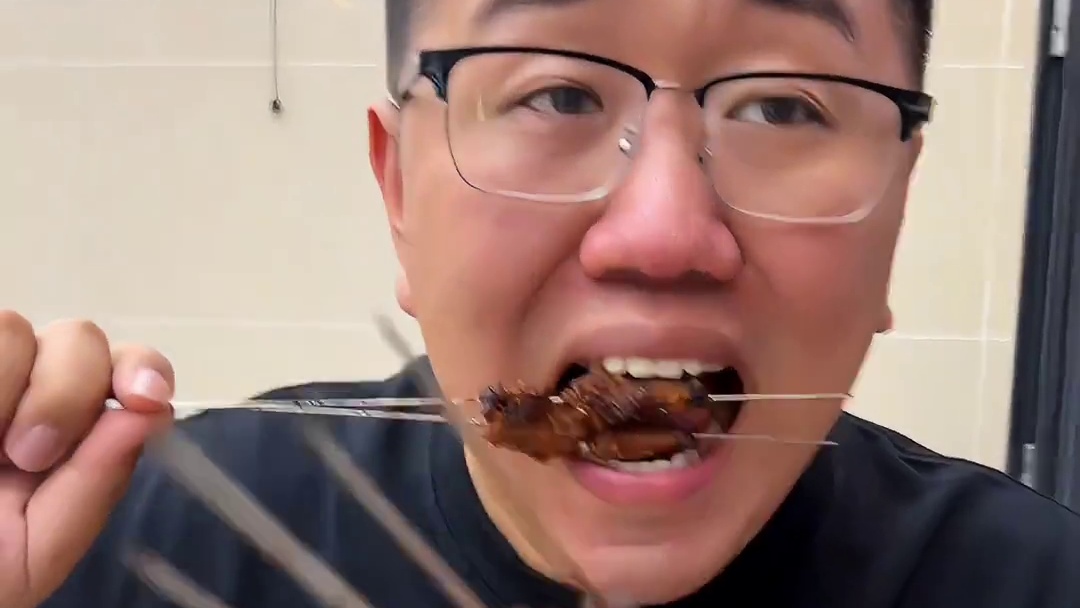 经常在坊上吃的一家古法碳烤，必点老三样和盐筋。今天看看四个人拉满战斗力能吃多少？