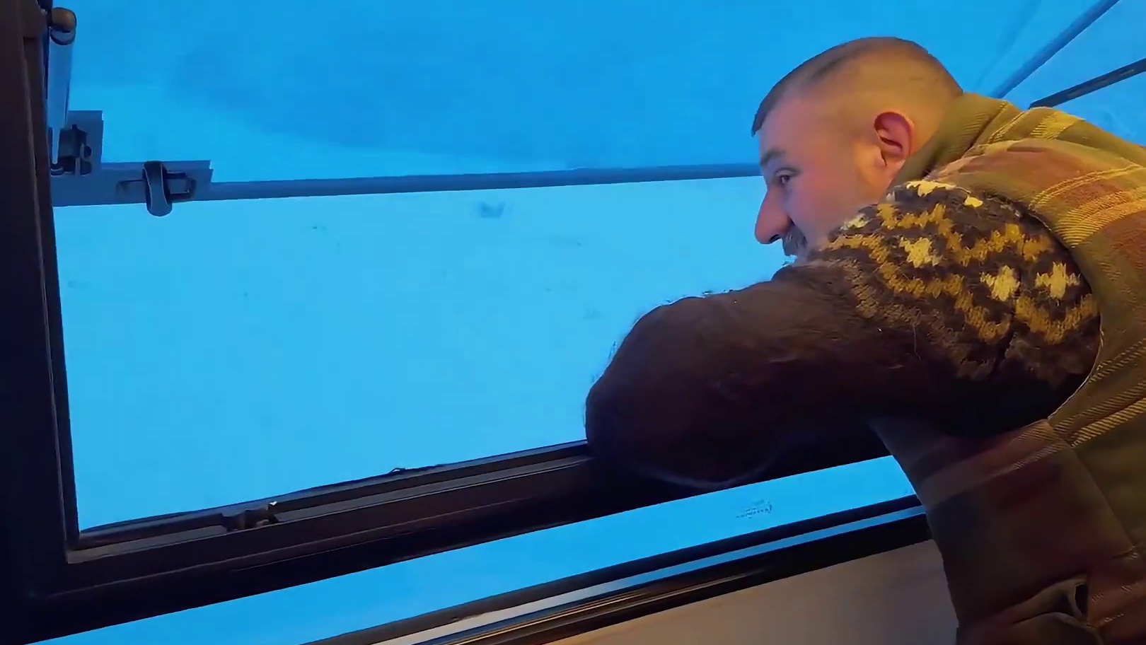 第5集：男人到野外雪地露营，开着房车四处溜达，不用回家