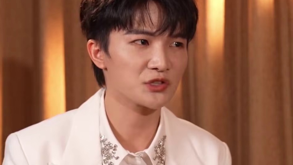 #周深聊演唱会和湾区升明月的区别 #周深 说在演唱会上是在和自己的歌迷对话，大湾区电影音乐晚会则是为