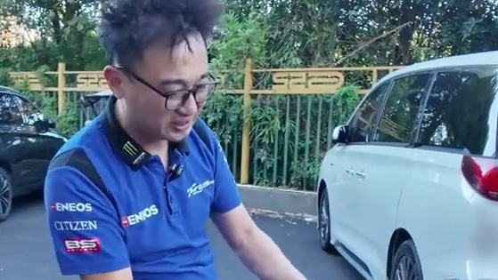 拆箱高铁少年送的新玩具ccc版虬龙极蜂 这年头电摩太好玩了。