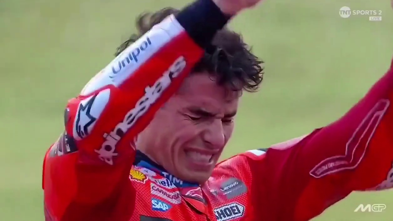 “这一次你是为了胜利喜极而泣，恭喜马王夺得9冠王”#Motogp #马奎斯 #摩托车比赛 #九冠王 