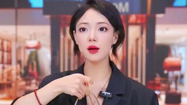 白月光腋下流浪包，轻盈缀肩，随性腔调藏不住，出门自带松弛氛围感