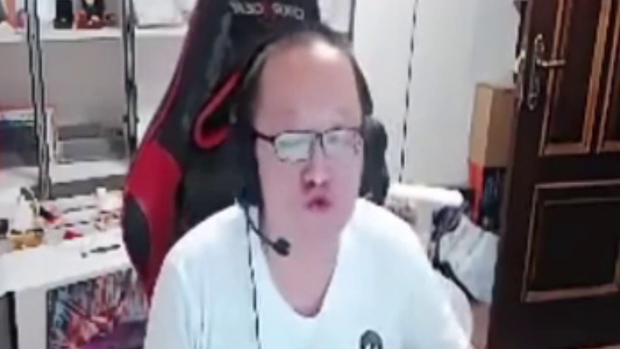 毛青老师红包局4 4刀残局1v2 先刀美黎，再窥屏戏耍草莓 脸都不要了