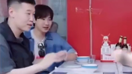 李雪琴品尝烤鸭，那滋味真是令人垂涎