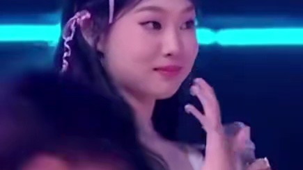 在“湾区升明月”大湾区电影音乐晚会中， 率先登台演唱代表作《大海》，演唱结束后未退场，而是留