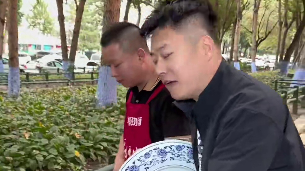 挑战十个带毛烧鸽子吃完老板免单