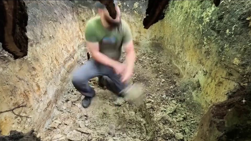 这绝对是最有安全感的庇护所，因为他完美隐藏在千年树桩之下！ #野外建造 #解压助眠 #荒野建造 #野