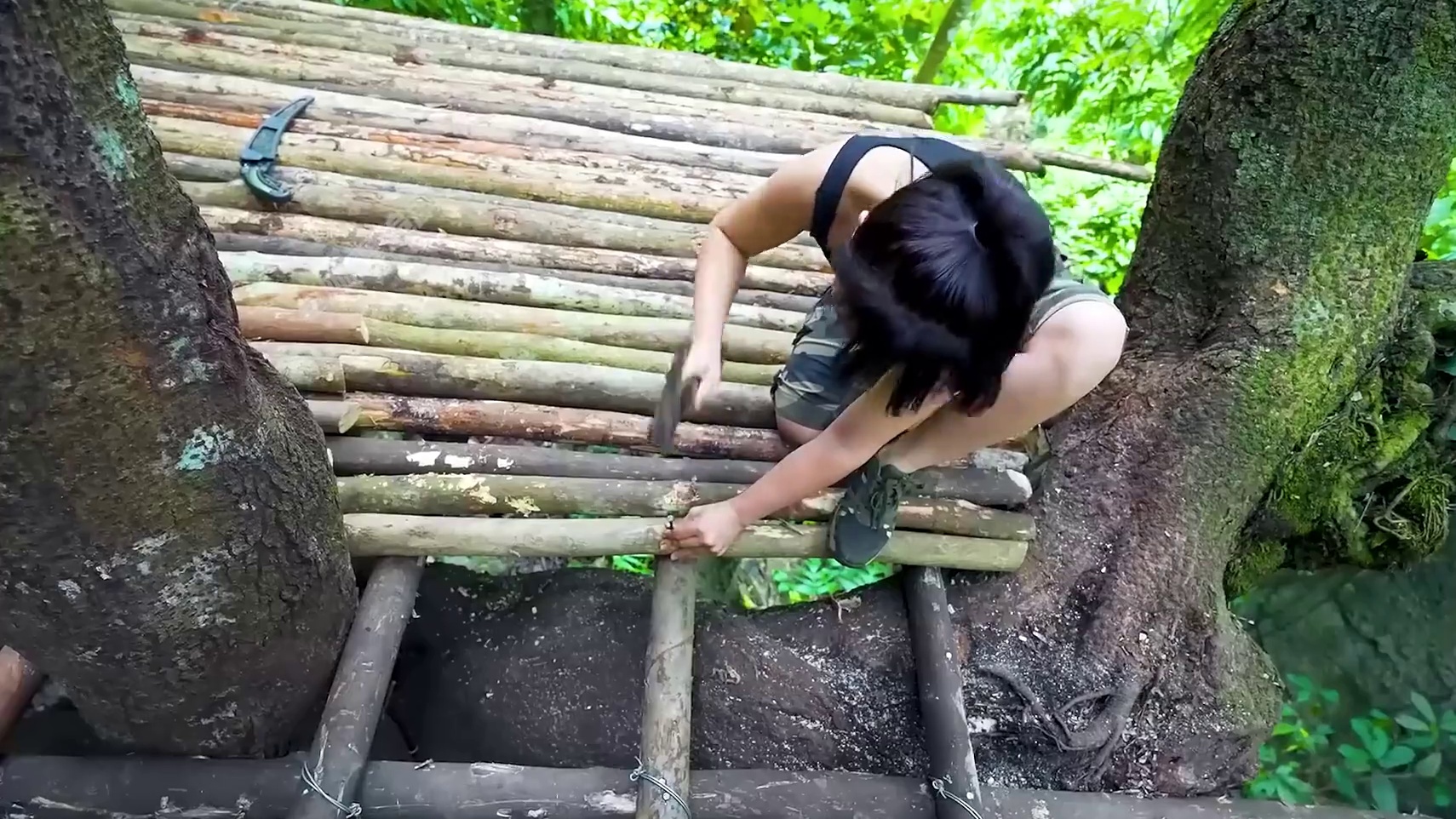 姐妹花在丛林中搭建木屋别墅，不但占地几十平米而且还有户外洗漱池 #