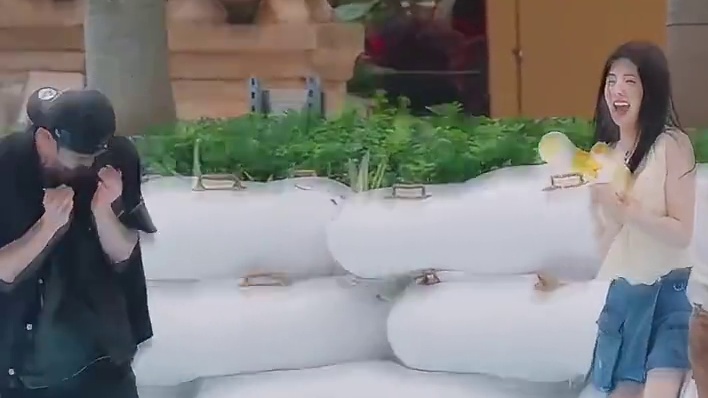 无差别扫射所有人