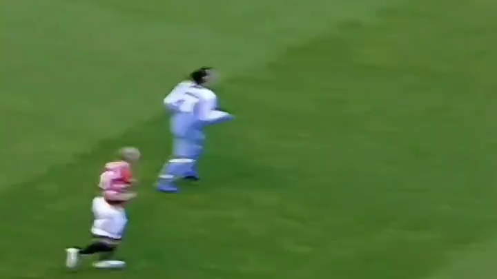 C罗30米开外精准制导超绝反击