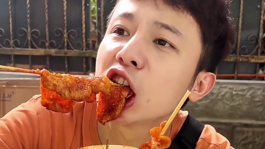 学校门口的炸串摊，永远不会让人失望。。。。。