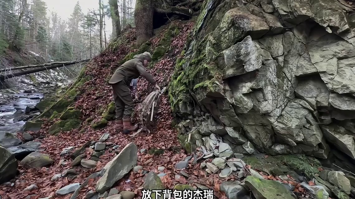 第1集：冰天雪地的天气，男人在一个树根下搭建了舒适的荒野小屋