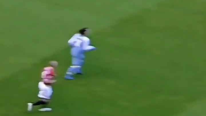 C罗30米开外精准制导超绝反击