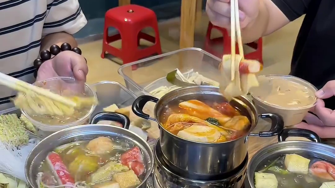 藏在邯郸街边的深夜食堂！小火锅！牛油辣和番茄锅巨好吃！
