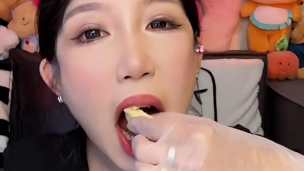 到手还是17枚哦 榴莲味很浓郁！一打开包装就是香香的榴莲味！有榴莲冻干很增加口感 现在收到常温是微微