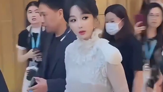 杨紫白玉兰红毯入场，身穿法式蕾丝堆堆裙，好优雅啊