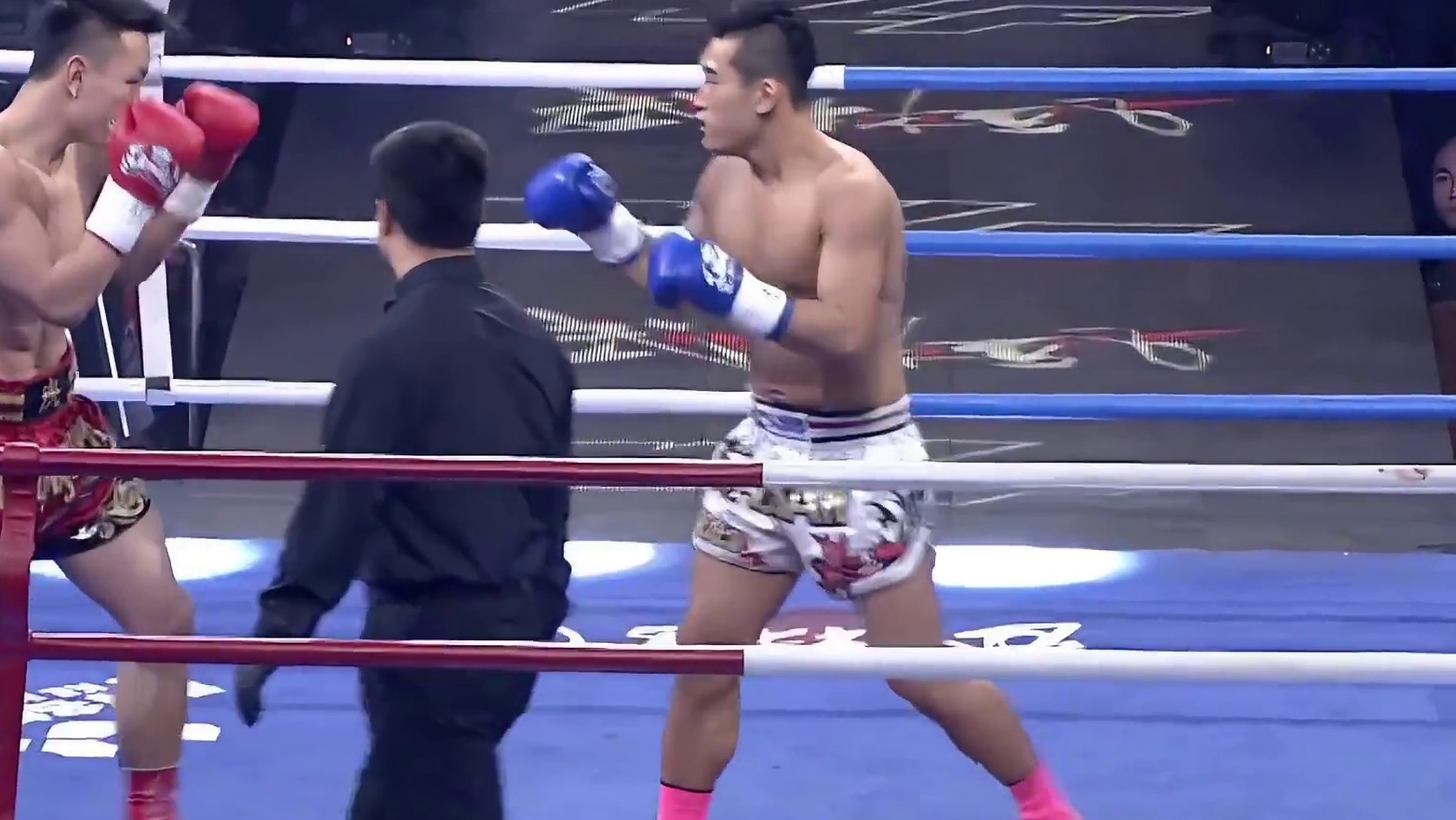 曾对裁判结果不服！韩国金东秀来华再战铁英华，被转身鞭拳打晕KO