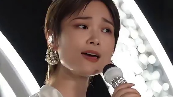 小编带你直击东方卫视中秋晚会录制现场，李宇春的歌声与美丽的烟花交相辉映，超浪漫！