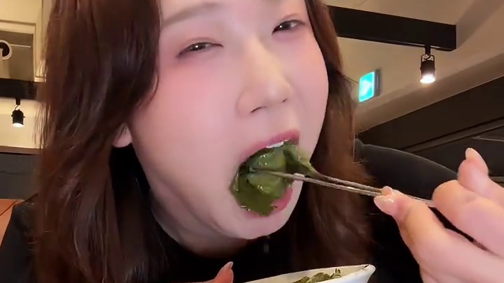 韩国铁网烤牛肠！！奶香大肠巨丝滑 #韩国 #韩国美食 #烤牛肠