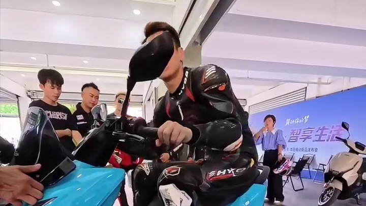 踏板怎么磨膝，来学一下！ 五羊本田油摩NWG150和电摩EVO-GT同时下珠海国际赛道是怎么样的体验