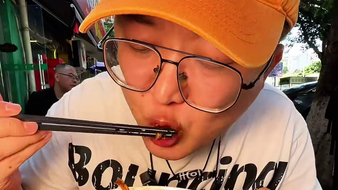 在金堂这种美食荒漠的地方，硬是找到了我经常吃的那家凉拌鸡片，他家红油真的太香了