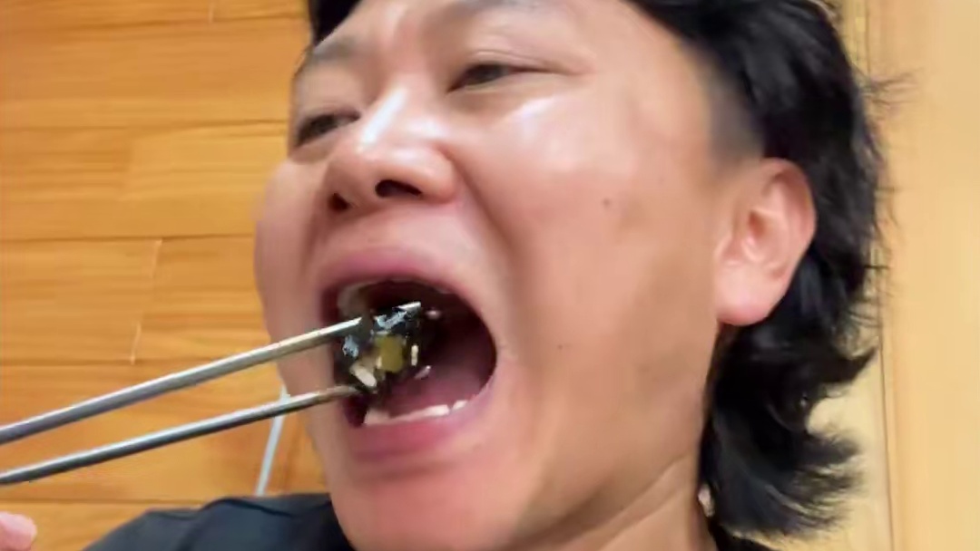 韩国的爆辣鱼饼炒年糕啥的还得是本地人推荐的好吃啊～
#美食推荐官 #爆辣鱼饼 #韩国美食 #一起吃饭